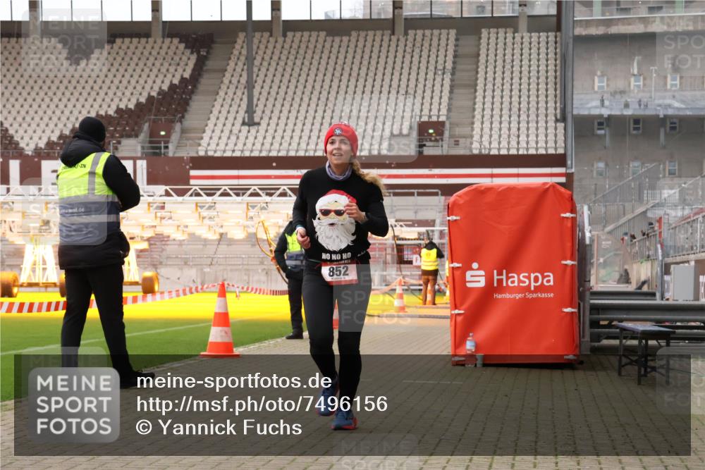 08.12.2024 - St. Pauli X-Mass-Run No. 14 Yannick Fuchs http://msf.ph/oto/7496156 08.12.2024 10:57:10 Ziel 155, 852 meine-sportfotos.de