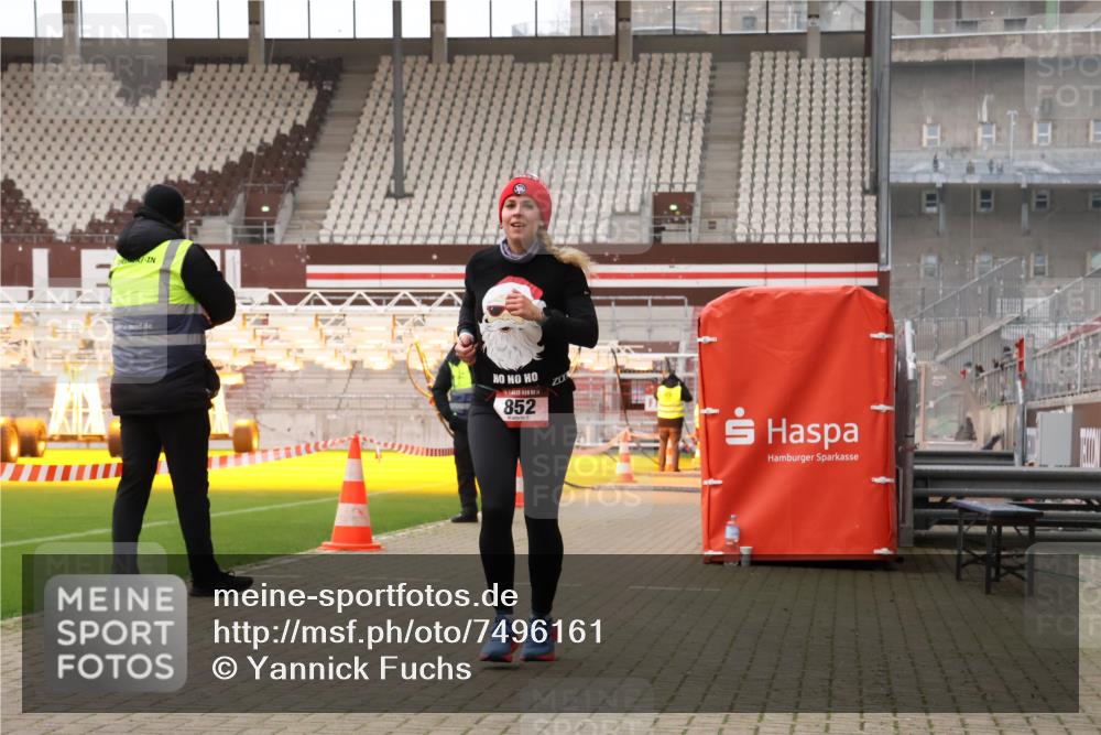 08.12.2024 - St. Pauli X-Mass-Run No. 14 Yannick Fuchs http://msf.ph/oto/7496161 08.12.2024 10:57:11 Ziel 155, 852 meine-sportfotos.de