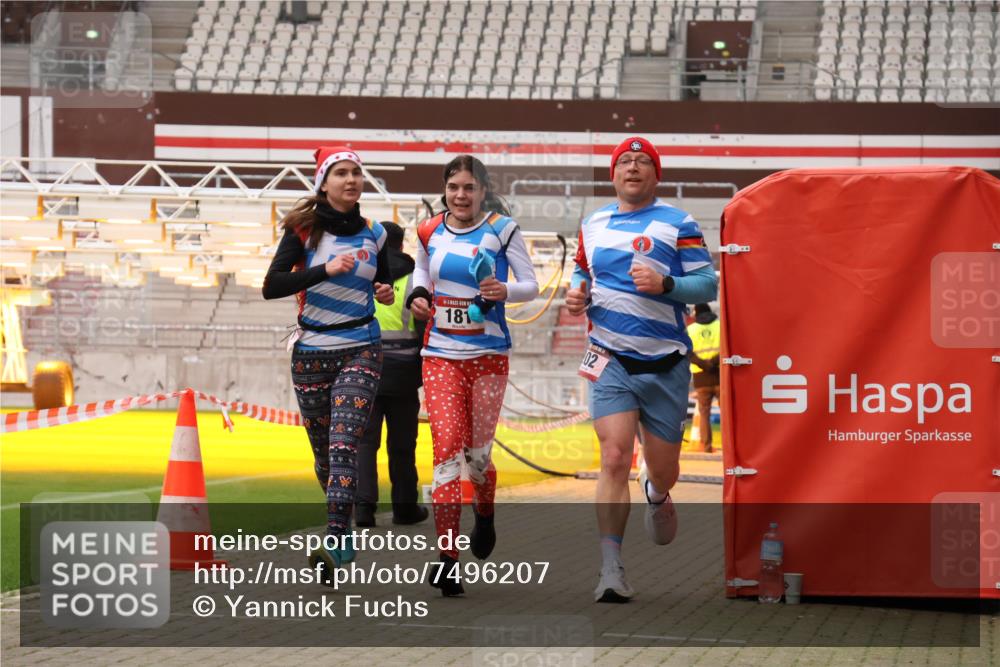 08.12.2024 - St. Pauli X-Mass-Run No. 14 Yannick Fuchs http://msf.ph/oto/7496207 08.12.2024 10:57:37 Ziel 52, 181, 202, 207 meine-sportfotos.de