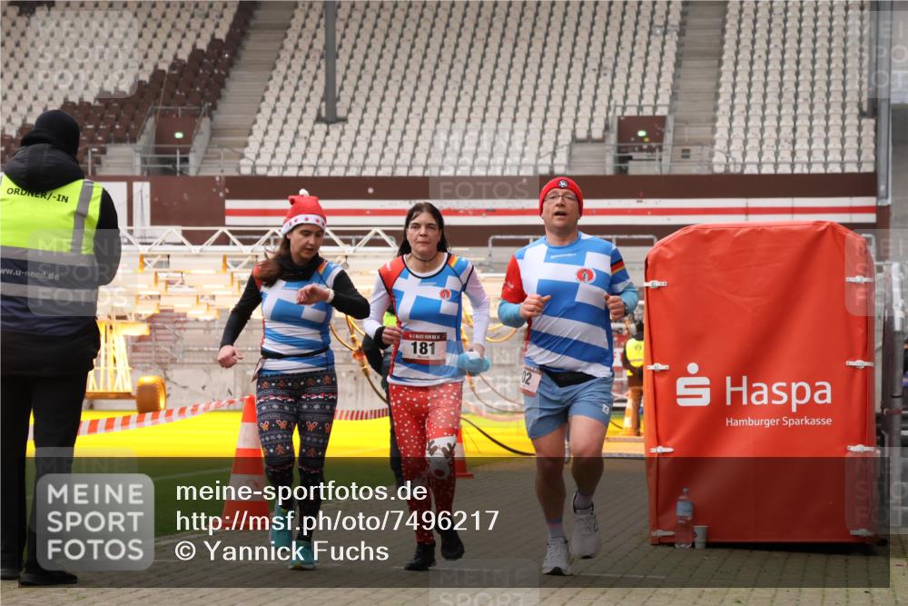 08.12.2024 - St. Pauli X-Mass-Run No. 14 Yannick Fuchs http://msf.ph/oto/7496217 08.12.2024 10:57:38 Ziel 52, 181, 202, 207 meine-sportfotos.de