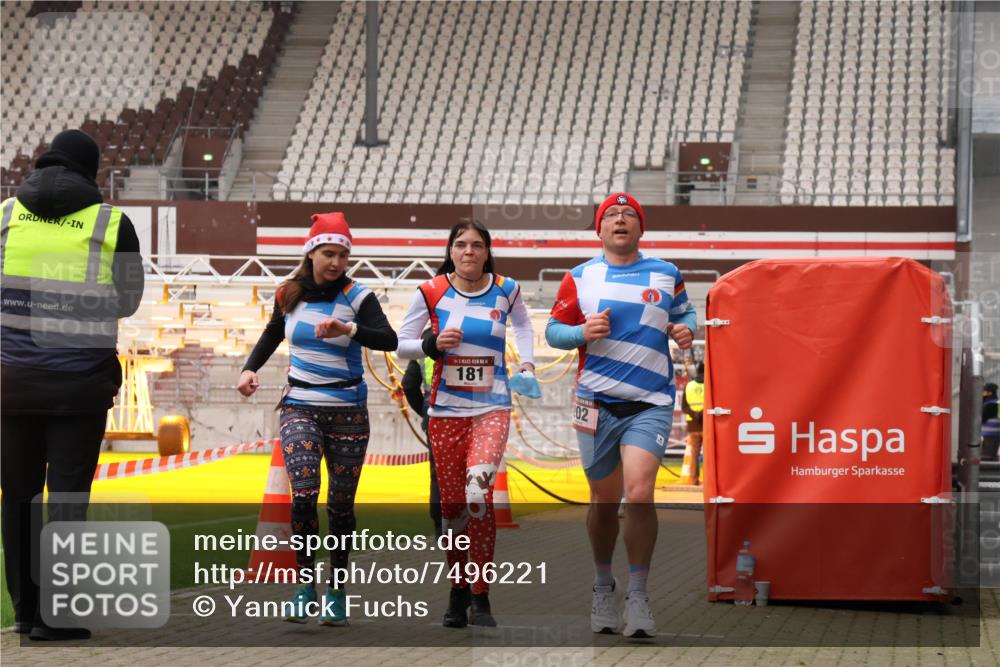08.12.2024 - St. Pauli X-Mass-Run No. 14 Yannick Fuchs http://msf.ph/oto/7496221 08.12.2024 10:57:38 Ziel 52, 181, 202, 207 meine-sportfotos.de