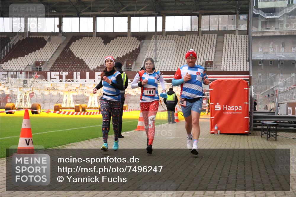 08.12.2024 - St. Pauli X-Mass-Run No. 14 Yannick Fuchs http://msf.ph/oto/7496247 08.12.2024 10:57:40 Ziel 52, 181, 202, 207 meine-sportfotos.de
