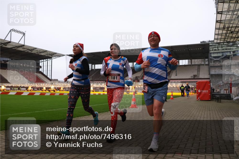 08.12.2024 - St. Pauli X-Mass-Run No. 14 Yannick Fuchs http://msf.ph/oto/7496316 08.12.2024 10:57:42 Ziel 52, 181, 202, 207 meine-sportfotos.de