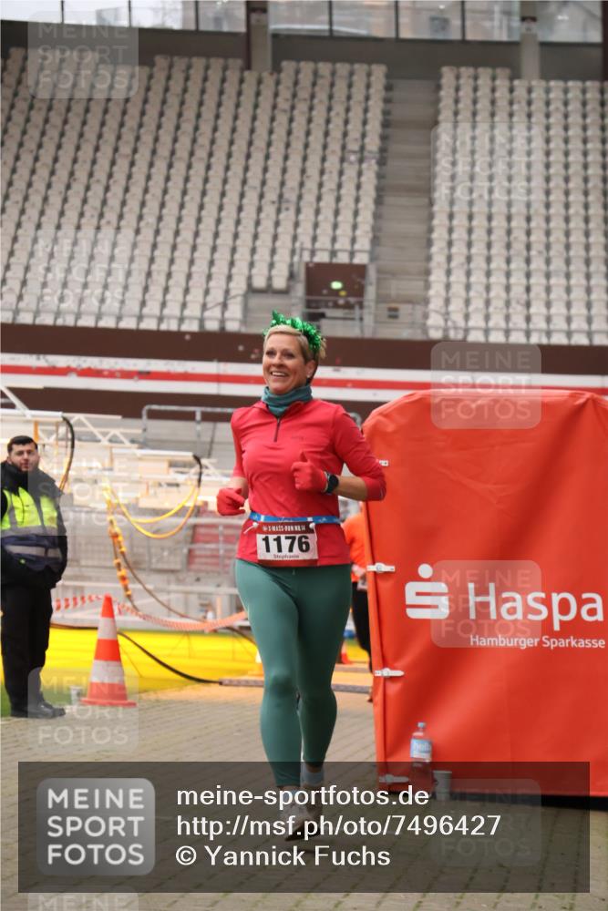 08.12.2024 - St. Pauli X-Mass-Run No. 14 Yannick Fuchs http://msf.ph/oto/7496427 08.12.2024 10:58:10 Ziel 1175, 1176, 2139, 2363 meine-sportfotos.de