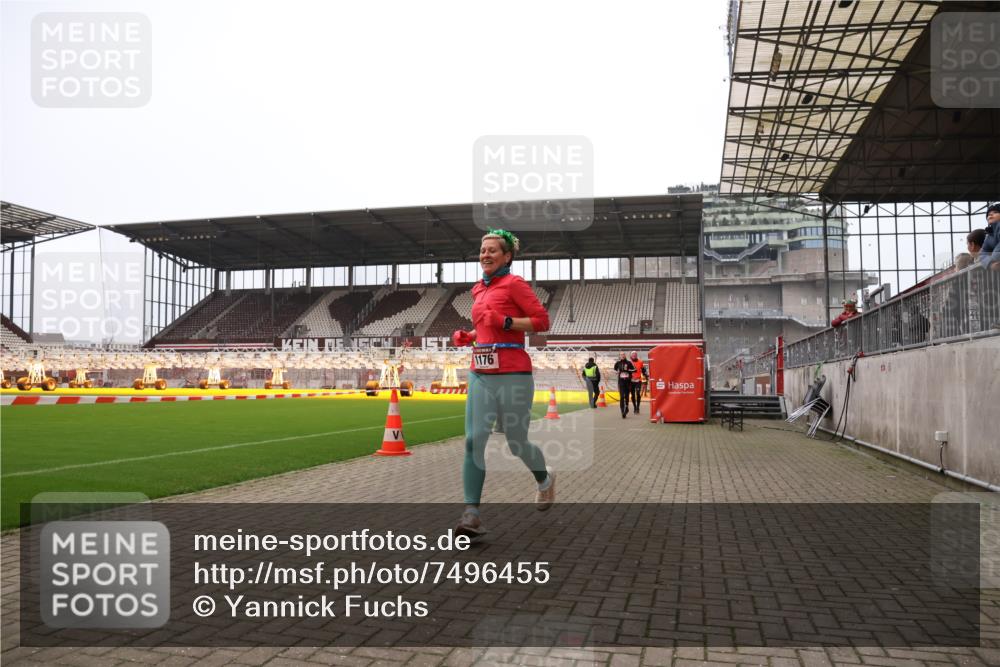 08.12.2024 - St. Pauli X-Mass-Run No. 14 Yannick Fuchs http://msf.ph/oto/7496455 08.12.2024 10:58:13 Ziel 853, 1175, 1176, 2139, 2363 meine-sportfotos.de