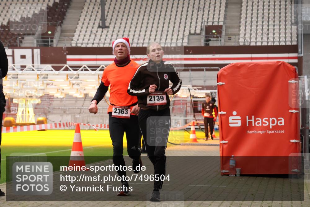 08.12.2024 - St. Pauli X-Mass-Run No. 14 Yannick Fuchs http://msf.ph/oto/7496504 08.12.2024 10:58:15 Ziel 853, 1175, 1176, 2139, 2363 meine-sportfotos.de