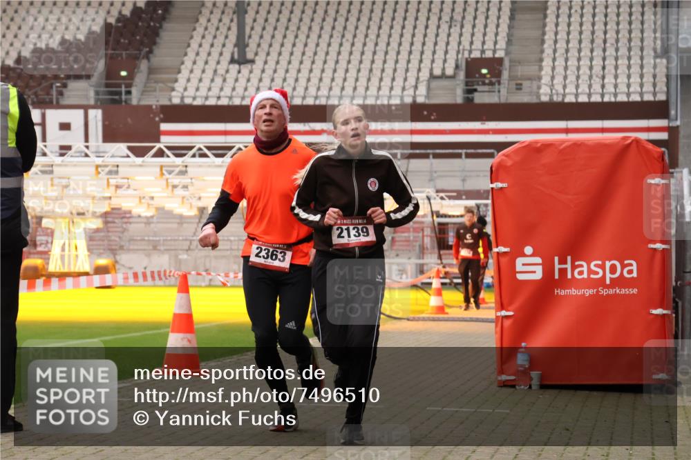 08.12.2024 - St. Pauli X-Mass-Run No. 14 Yannick Fuchs http://msf.ph/oto/7496510 08.12.2024 10:58:16 Ziel 853, 1175, 1176, 2139, 2363 meine-sportfotos.de