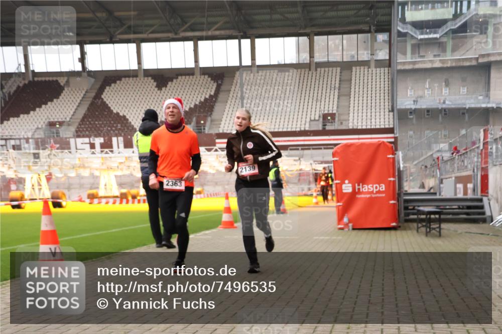 08.12.2024 - St. Pauli X-Mass-Run No. 14 Yannick Fuchs http://msf.ph/oto/7496535 08.12.2024 10:58:17 Ziel 853, 1175, 1176, 2139, 2363 meine-sportfotos.de