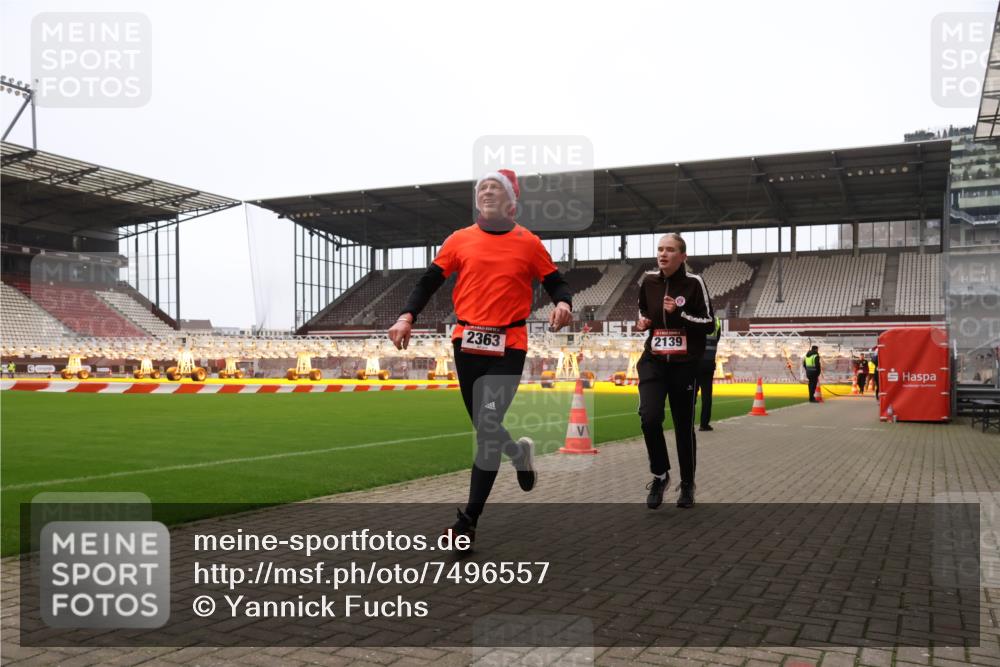 08.12.2024 - St. Pauli X-Mass-Run No. 14 Yannick Fuchs http://msf.ph/oto/7496557 08.12.2024 10:58:18 Ziel 853, 1175, 1176, 1236, 2139, 2363 meine-sportfotos.de