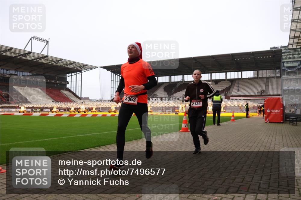 08.12.2024 - St. Pauli X-Mass-Run No. 14 Yannick Fuchs http://msf.ph/oto/7496577 08.12.2024 10:58:18 Ziel 853, 1175, 1176, 1236, 2139, 2363 meine-sportfotos.de