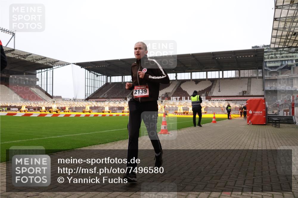 08.12.2024 - St. Pauli X-Mass-Run No. 14 Yannick Fuchs http://msf.ph/oto/7496580 08.12.2024 10:58:19 Ziel 853, 1175, 1176, 1236, 2139, 2363 meine-sportfotos.de