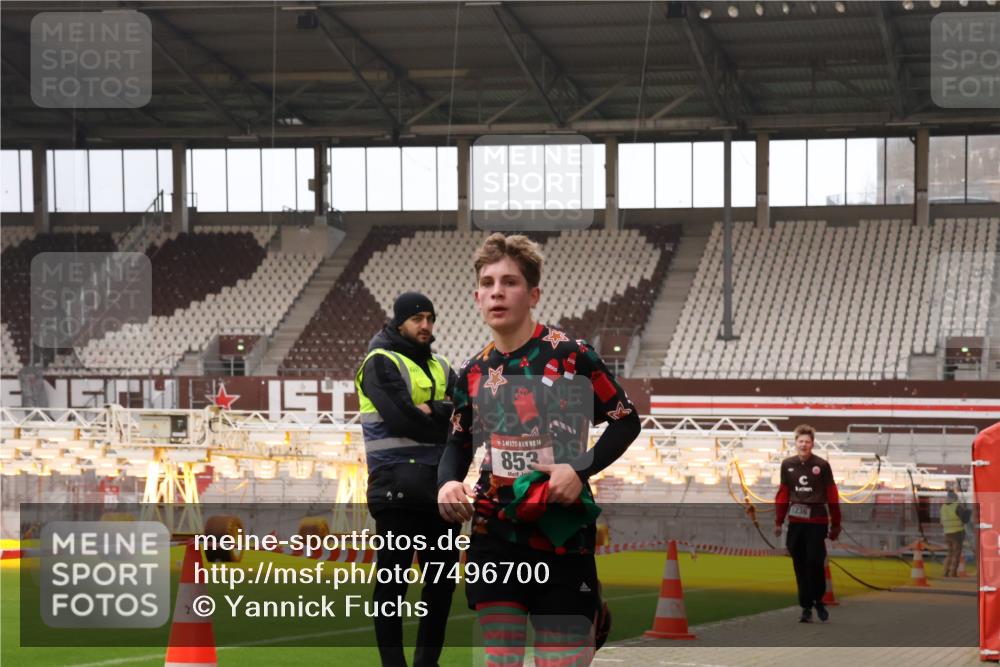 08.12.2024 - St. Pauli X-Mass-Run No. 14 Yannick Fuchs http://msf.ph/oto/7496700 08.12.2024 10:58:29 Ziel 262, 853, 1175, 1236 meine-sportfotos.de