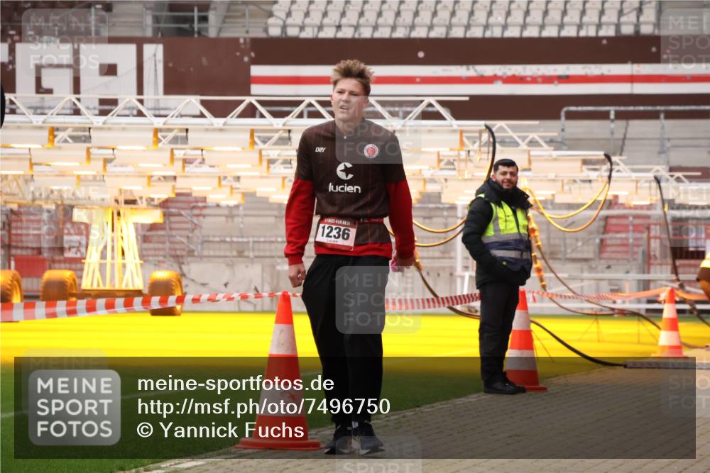 08.12.2024 - St. Pauli X-Mass-Run No. 14 Yannick Fuchs http://msf.ph/oto/7496750 08.12.2024 10:58:31 Ziel 262, 332, 653, 853, 1175, 1236 meine-sportfotos.de