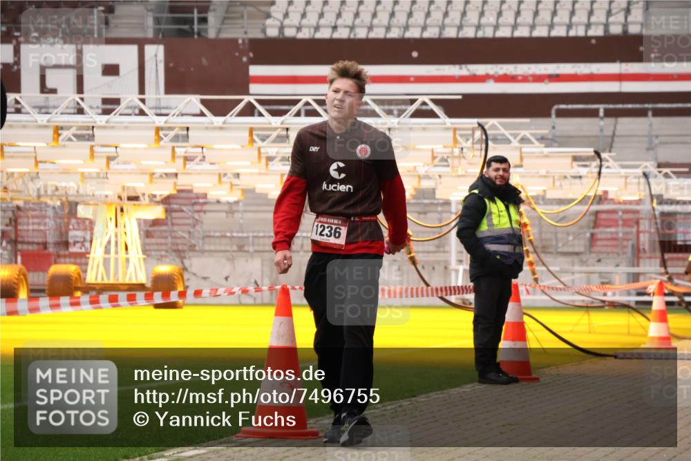08.12.2024 - St. Pauli X-Mass-Run No. 14 Yannick Fuchs http://msf.ph/oto/7496755 08.12.2024 10:58:31 Ziel 262, 332, 653, 853, 1175, 1236 meine-sportfotos.de