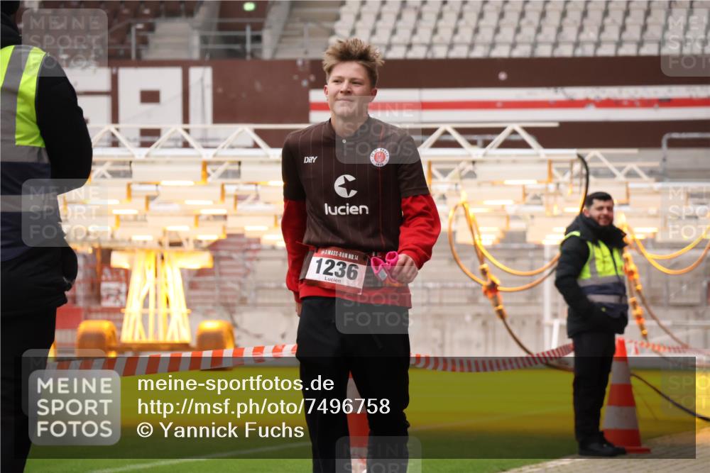 08.12.2024 - St. Pauli X-Mass-Run No. 14 Yannick Fuchs http://msf.ph/oto/7496758 08.12.2024 10:58:33 Ziel 262, 332, 653, 853, 1236 meine-sportfotos.de