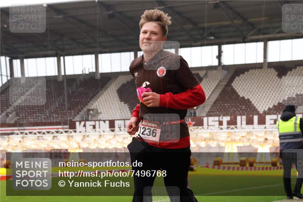 08.12.2024 - St. Pauli X-Mass-Run No. 14 Yannick Fuchs http://msf.ph/oto/7496768 08.12.2024 10:58:37 Ziel 262, 332, 653, 1236 meine-sportfotos.de