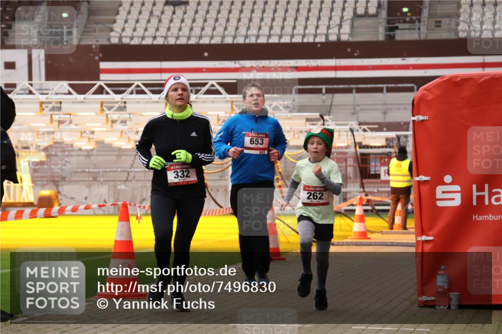 08.12.2024 - St. Pauli X-Mass-Run No. 14 Yannick Fuchs http://msf.ph/oto/7496830 08.12.2024 10:58:41 Ziel 262, 332, 653, 1236 meine-sportfotos.de