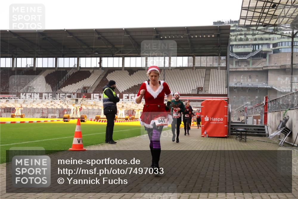 08.12.2024 - St. Pauli X-Mass-Run No. 14 Yannick Fuchs http://msf.ph/oto/7497033 08.12.2024 10:58:59 Ziel 148, 164, 211, 250, 878, 941, 1361, 1800 meine-sportfotos.de