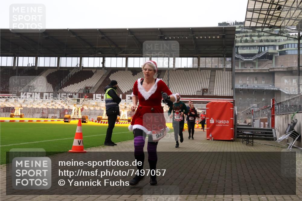 08.12.2024 - St. Pauli X-Mass-Run No. 14 Yannick Fuchs http://msf.ph/oto/7497057 08.12.2024 10:58:59 Ziel 148, 164, 211, 250, 878, 941, 1361, 1800 meine-sportfotos.de