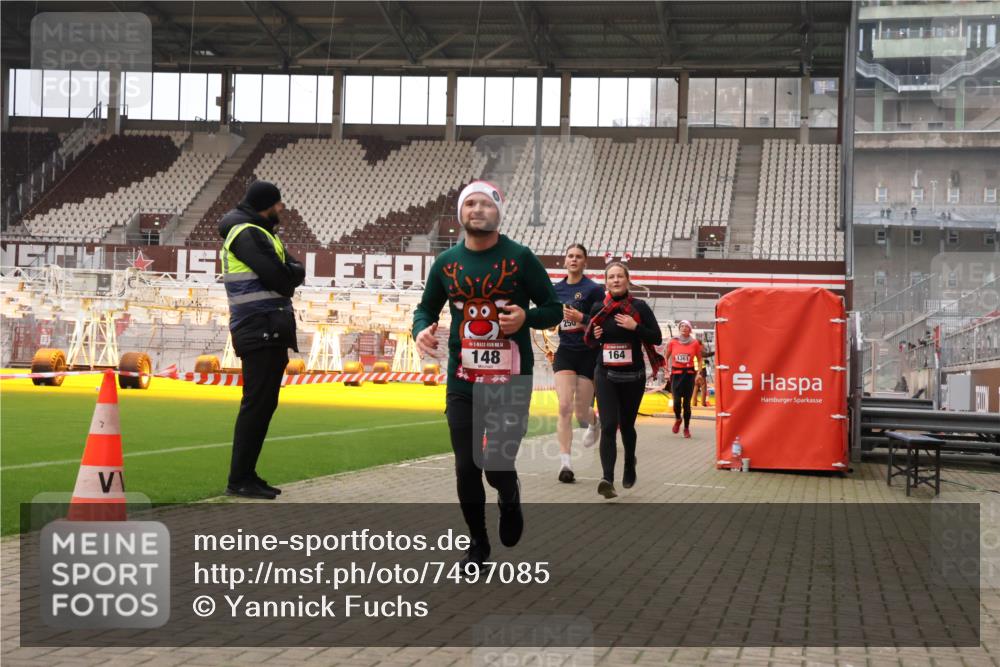 08.12.2024 - St. Pauli X-Mass-Run No. 14 Yannick Fuchs http://msf.ph/oto/7497085 08.12.2024 10:59:00 Ziel 148, 164, 211, 250, 878, 941, 1361, 1800 meine-sportfotos.de