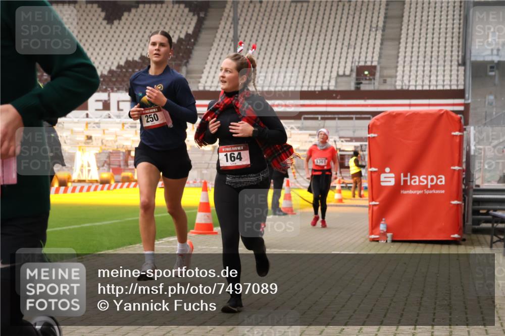 08.12.2024 - St. Pauli X-Mass-Run No. 14 Yannick Fuchs http://msf.ph/oto/7497089 08.12.2024 10:59:02 Ziel 148, 164, 211, 250, 878, 941, 1361, 1800 meine-sportfotos.de