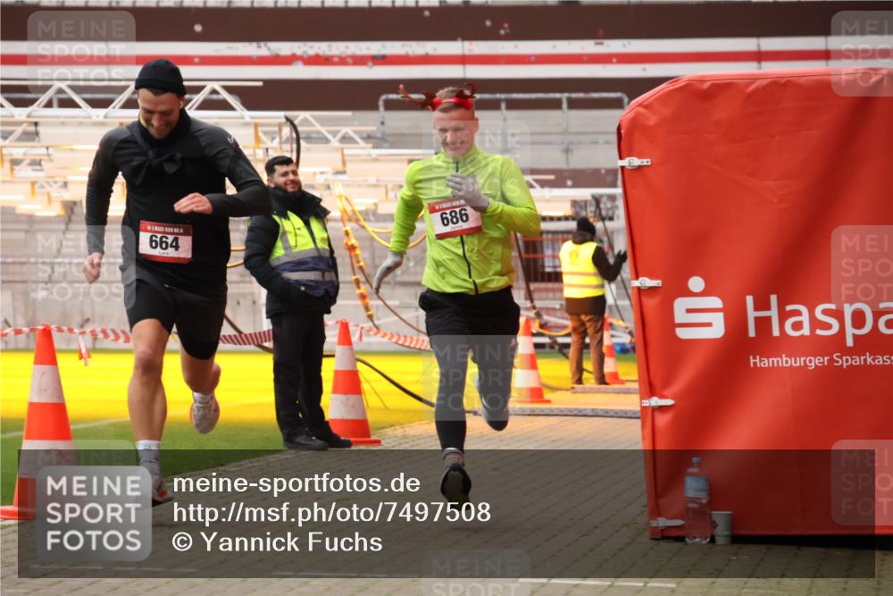08.12.2024 - St. Pauli X-Mass-Run No. 14 Yannick Fuchs http://msf.ph/oto/7497508 08.12.2024 10:59:35 Ziel 124, 527, 664, 686, 1748, 1842, 1848, 2153 meine-sportfotos.de