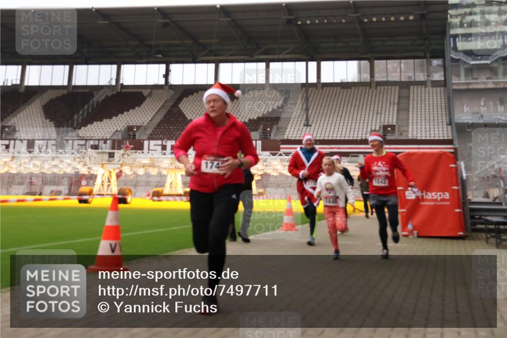 08.12.2024 - St. Pauli X-Mass-Run No. 14 Yannick Fuchs http://msf.ph/oto/7497711 08.12.2024 10:59:46 Ziel 527, 927, 1687, 1688, 1748, 1842, 1848, 2153 meine-sportfotos.de