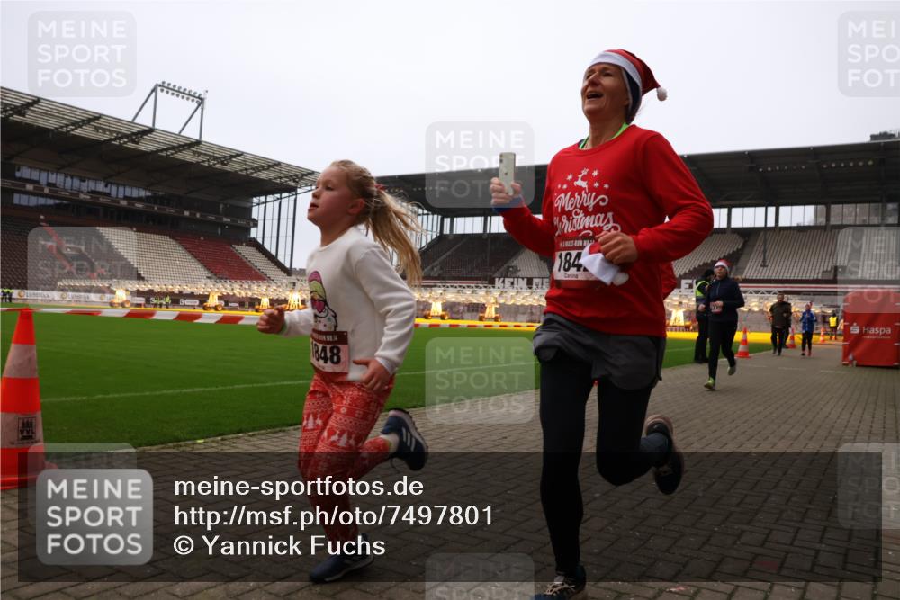 08.12.2024 - St. Pauli X-Mass-Run No. 14 Yannick Fuchs http://msf.ph/oto/7497801 08.12.2024 10:59:48 Ziel 527, 927, 1687, 1688, 1748, 1842, 1848, 2153 meine-sportfotos.de