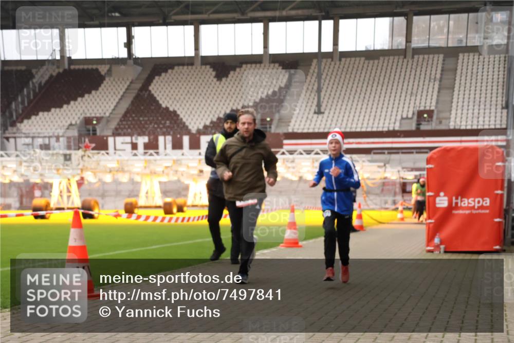 08.12.2024 - St. Pauli X-Mass-Run No. 14 Yannick Fuchs http://msf.ph/oto/7497841 08.12.2024 10:59:51 Ziel 527, 927, 1687, 1688, 1748, 1842, 1848, 2153 meine-sportfotos.de