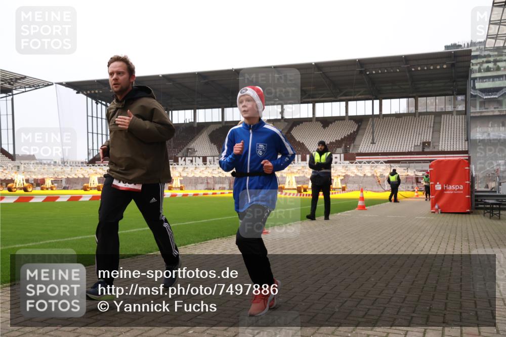 08.12.2024 - St. Pauli X-Mass-Run No. 14 Yannick Fuchs http://msf.ph/oto/7497886 08.12.2024 10:59:54 Ziel 527, 927, 1687, 1688, 1748, 1842, 2153 meine-sportfotos.de