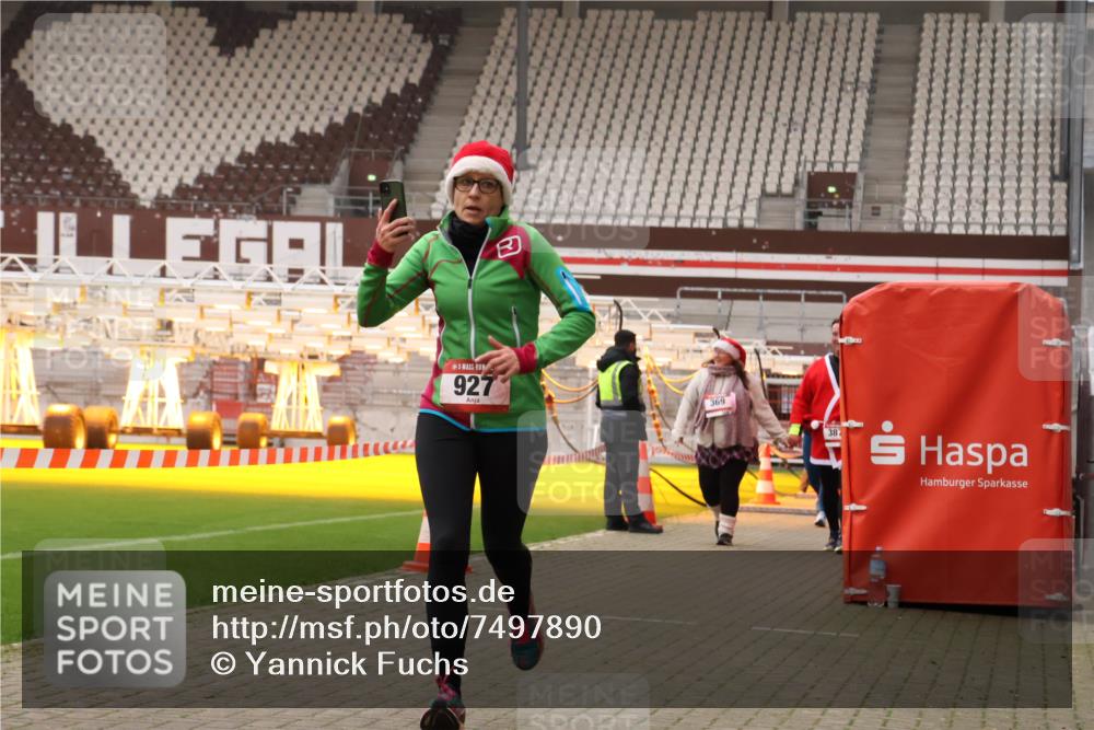 08.12.2024 - St. Pauli X-Mass-Run No. 14 Yannick Fuchs http://msf.ph/oto/7497890 08.12.2024 11:00:01 Ziel 346, 927, 1687, 1688 meine-sportfotos.de