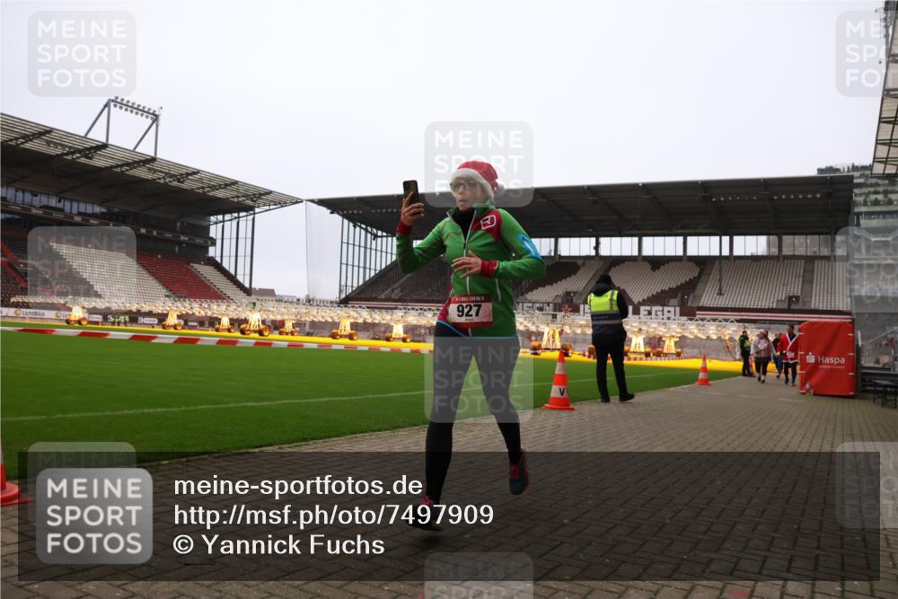 08.12.2024 - St. Pauli X-Mass-Run No. 14 Yannick Fuchs http://msf.ph/oto/7497909 08.12.2024 11:00:04 Ziel 346, 886, 927 meine-sportfotos.de