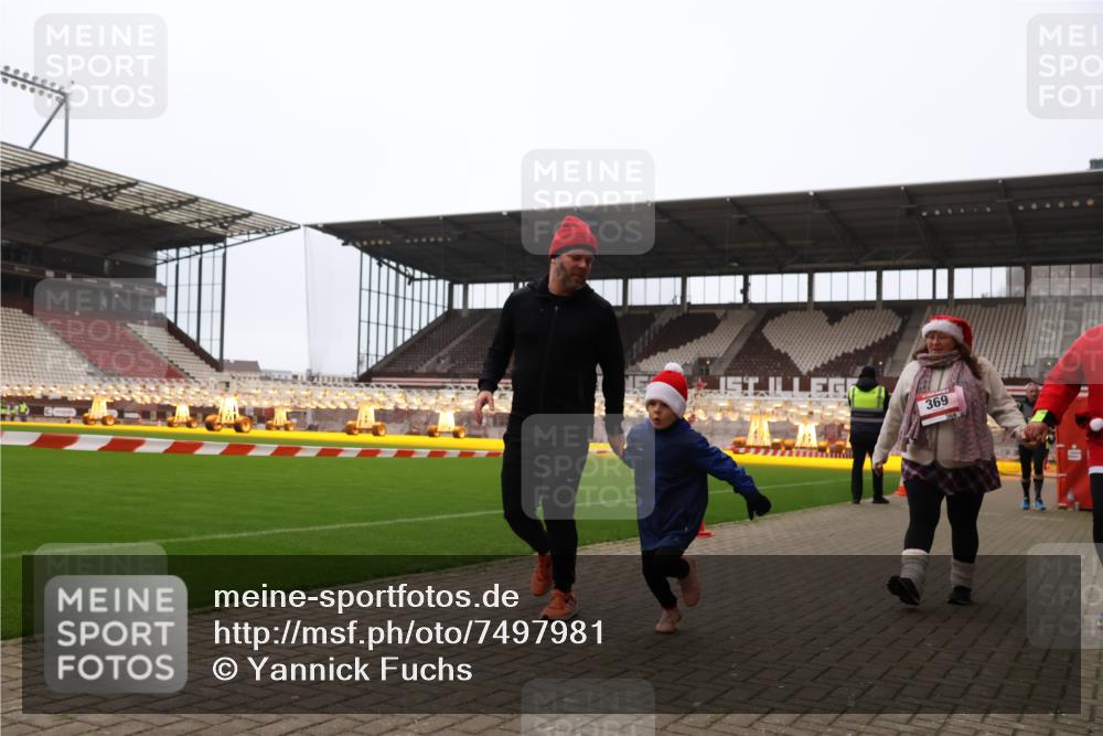 08.12.2024 - St. Pauli X-Mass-Run No. 14 Yannick Fuchs http://msf.ph/oto/7497981 08.12.2024 11:00:15 Ziel 346, 369, 387, 886, 908, 1410, 1875 meine-sportfotos.de