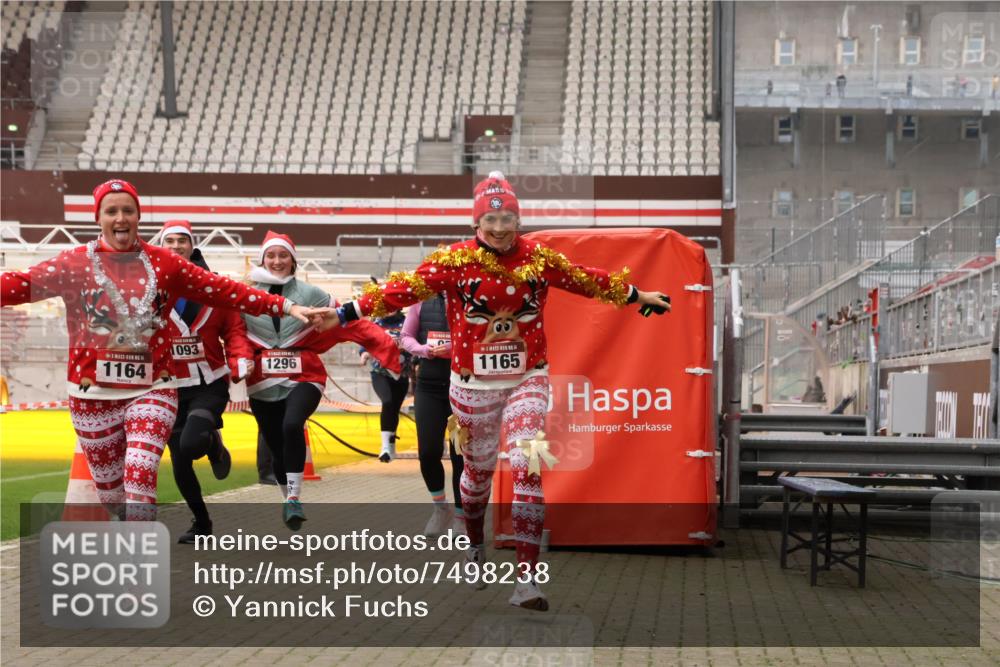 08.12.2024 - St. Pauli X-Mass-Run No. 14 Yannick Fuchs http://msf.ph/oto/7498238 08.12.2024 11:00:36 Ziel 149, 387, 710, 884, 893, 1093, 1164, 1165, 1296, 1410, 1738, 1739, 1875, 1962, 1964, 2454 meine-sportfotos.de