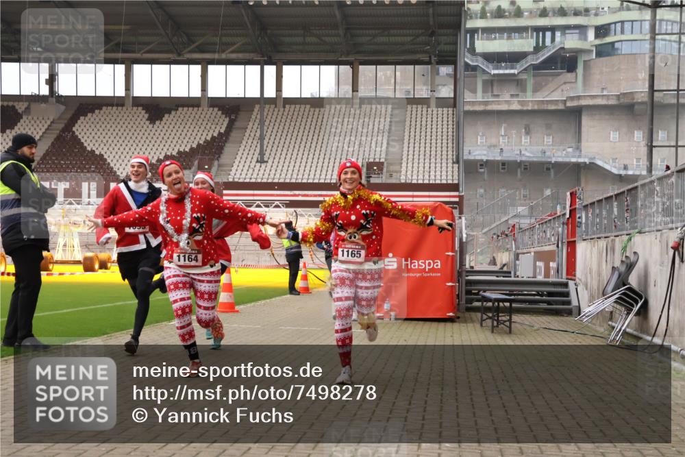 08.12.2024 - St. Pauli X-Mass-Run No. 14 Yannick Fuchs http://msf.ph/oto/7498278 08.12.2024 11:00:37 Ziel 149, 387, 710, 884, 893, 1093, 1164, 1165, 1296, 1738, 1739, 1962, 1964, 2454 meine-sportfotos.de