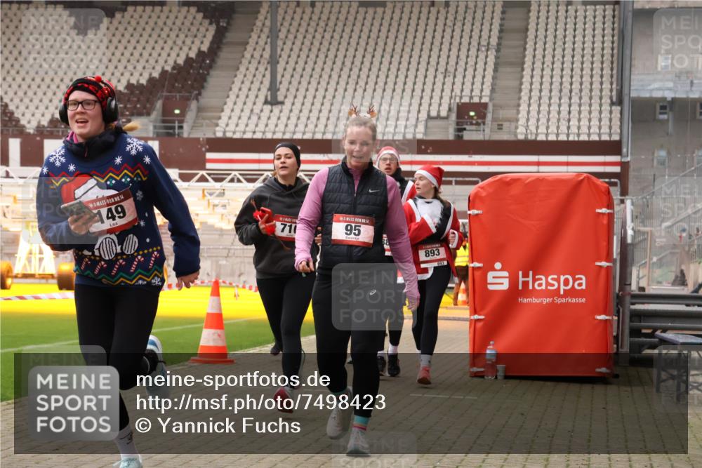 08.12.2024 - St. Pauli X-Mass-Run No. 14 Yannick Fuchs http://msf.ph/oto/7498423 08.12.2024 11:00:41 Ziel 149, 710, 884, 893, 1093, 1164, 1165, 1296, 1738, 1739, 1962, 1964, 2454 meine-sportfotos.de
