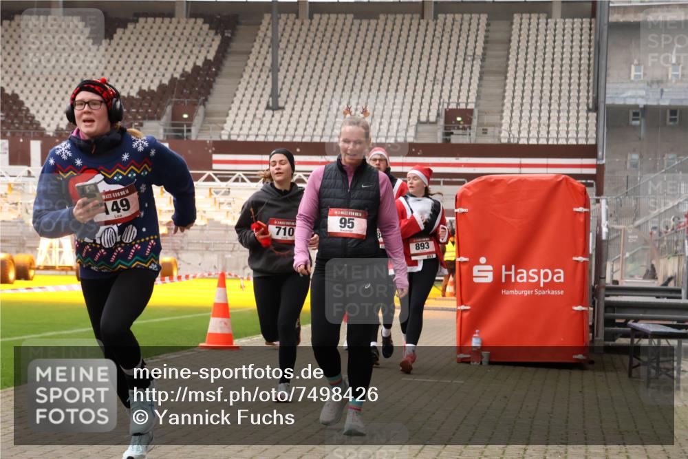 08.12.2024 - St. Pauli X-Mass-Run No. 14 Yannick Fuchs http://msf.ph/oto/7498426 08.12.2024 11:00:42 Ziel 95, 149, 710, 884, 893, 1093, 1164, 1165, 1296, 1738, 1739, 1962, 1964, 2454 meine-sportfotos.de