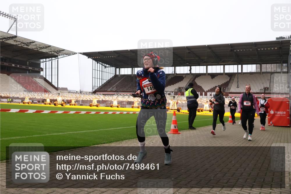 08.12.2024 - St. Pauli X-Mass-Run No. 14 Yannick Fuchs http://msf.ph/oto/7498461 08.12.2024 11:00:43 Ziel 95, 149, 710, 884, 893, 1093, 1164, 1165, 1296, 1738, 1739, 1962, 1964, 2454 meine-sportfotos.de