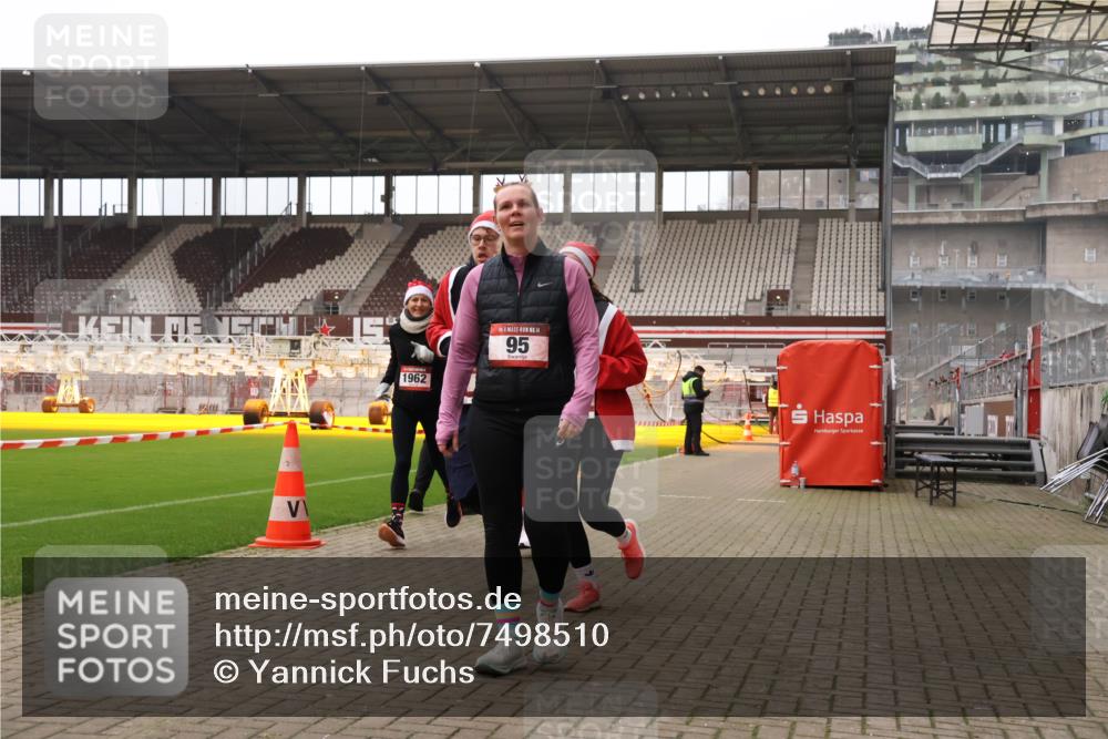 08.12.2024 - St. Pauli X-Mass-Run No. 14 Yannick Fuchs http://msf.ph/oto/7498510 08.12.2024 11:00:45 Ziel 95, 149, 710, 884, 893, 1093, 1164, 1165, 1296, 1738, 1962, 1964, 2454 meine-sportfotos.de