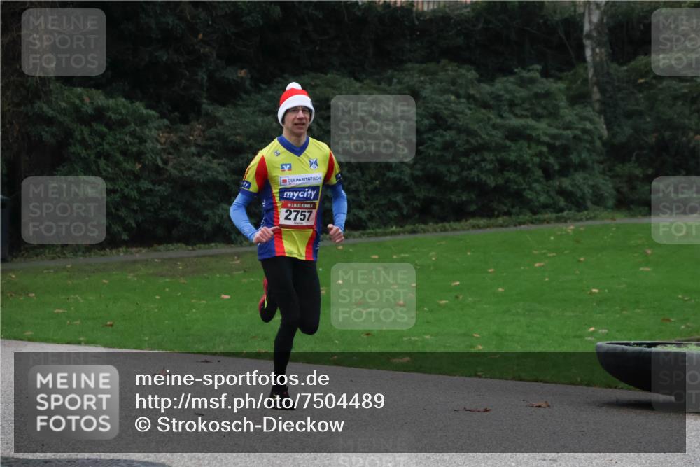 08.12.2024 - St. Pauli X-Mass-Run No. 14 Strokosch-Dieckow http://msf.ph/oto/7504489 08.12.2024 09:37:18 Laufen 2757 meine-sportfotos.de