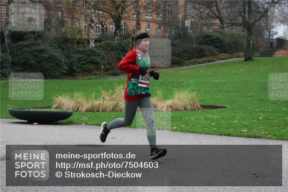 08.12.2024 - St. Pauli X-Mass-Run No. 14 Strokosch-Dieckow http://msf.ph/oto/7504603 08.12.2024 09:37:34 Laufen 3260, 326 meine-sportfotos.de