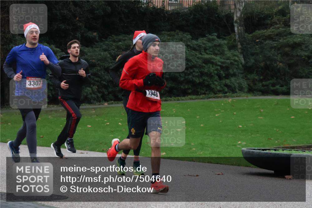 08.12.2024 - St. Pauli X-Mass-Run No. 14 Strokosch-Dieckow http://msf.ph/oto/7504640 08.12.2024 09:37:59 Laufen 3307, 1948 meine-sportfotos.de