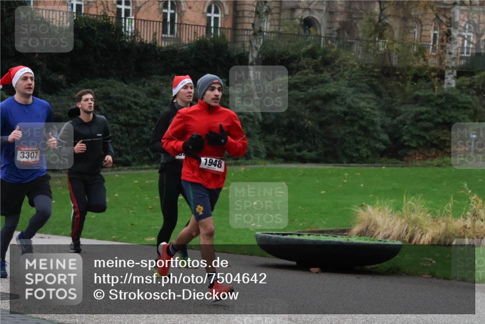 08.12.2024 - St. Pauli X-Mass-Run No. 14 Strokosch-Dieckow http://msf.ph/oto/7504642 08.12.2024 09:38:00 Laufen 3307, 1948 meine-sportfotos.de