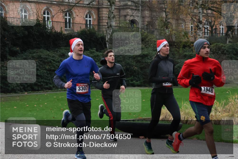 08.12.2024 - St. Pauli X-Mass-Run No. 14 Strokosch-Dieckow http://msf.ph/oto/7504650 08.12.2024 09:38:00 Laufen 3307, 1948 meine-sportfotos.de