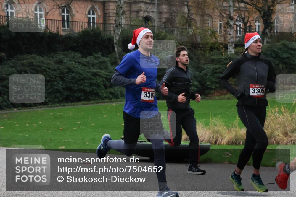 08.12.2024 - St. Pauli X-Mass-Run No. 14 Strokosch-Dieckow http://msf.ph/oto/7504652 08.12.2024 09:38:01 Laufen 3307, 3305 meine-sportfotos.de
