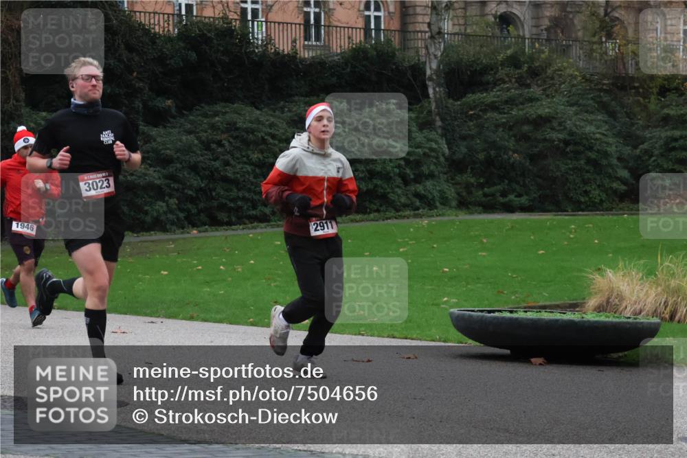08.12.2024 - St. Pauli X-Mass-Run No. 14 Strokosch-Dieckow http://msf.ph/oto/7504656 08.12.2024 09:38:02 Laufen 1946, 3023, 2911 meine-sportfotos.de