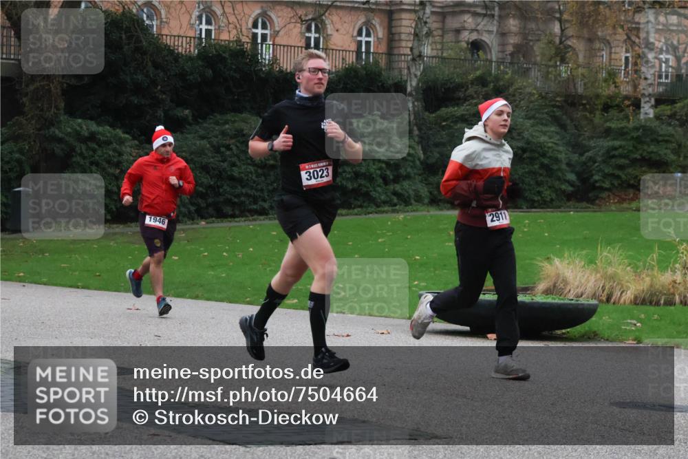 08.12.2024 - St. Pauli X-Mass-Run No. 14 Strokosch-Dieckow http://msf.ph/oto/7504664 08.12.2024 09:38:02 Laufen 1946, 3023, 2911 meine-sportfotos.de
