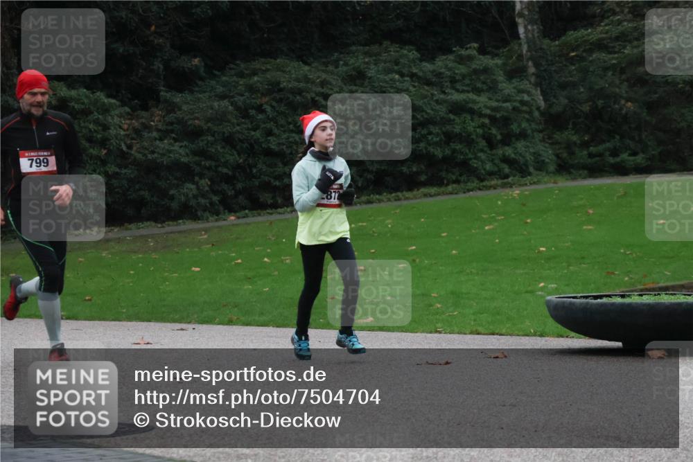 08.12.2024 - St. Pauli X-Mass-Run No. 14 Strokosch-Dieckow http://msf.ph/oto/7504704 08.12.2024 09:38:18 Laufen 14, 799, 872 meine-sportfotos.de