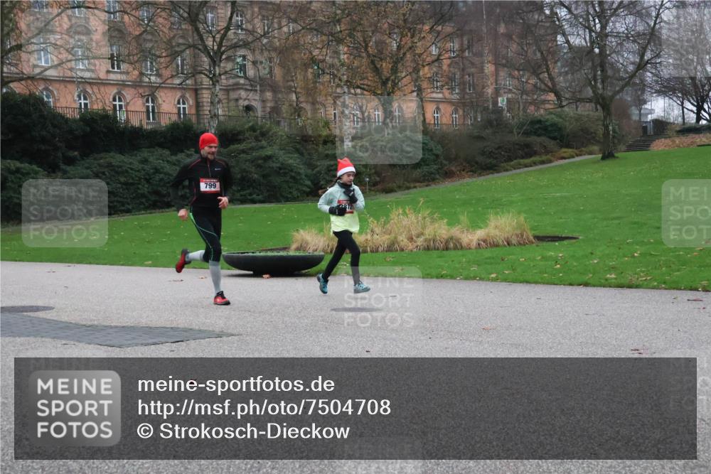 08.12.2024 - St. Pauli X-Mass-Run No. 14 Strokosch-Dieckow http://msf.ph/oto/7504708 08.12.2024 09:38:20 Laufen 799, 2972 meine-sportfotos.de