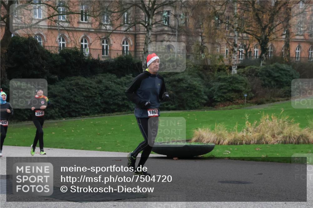 08.12.2024 - St. Pauli X-Mass-Run No. 14 Strokosch-Dieckow http://msf.ph/oto/7504720 08.12.2024 09:38:22 Laufen 842, 2840, 1863 meine-sportfotos.de